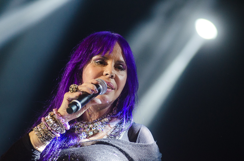 Baby do Brasil apresenta músicas do repertório solo e dos Novos Baianos, além de puxar parabéns para o filho, o guitarrista Pedro Baby