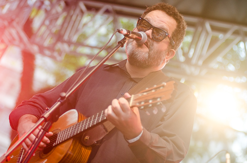 Romulo Froés  repete a boa performance realizada no projeto 72 Rotações e dá nova interpretação ao disco Transa, de Caetano Veloso