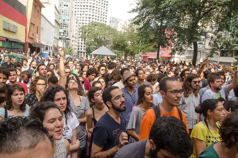 Romulo Froés  repete a boa performance realizada no projeto 72 Rotações e dá nova interpretação ao disco Transa, de Caetano Veloso