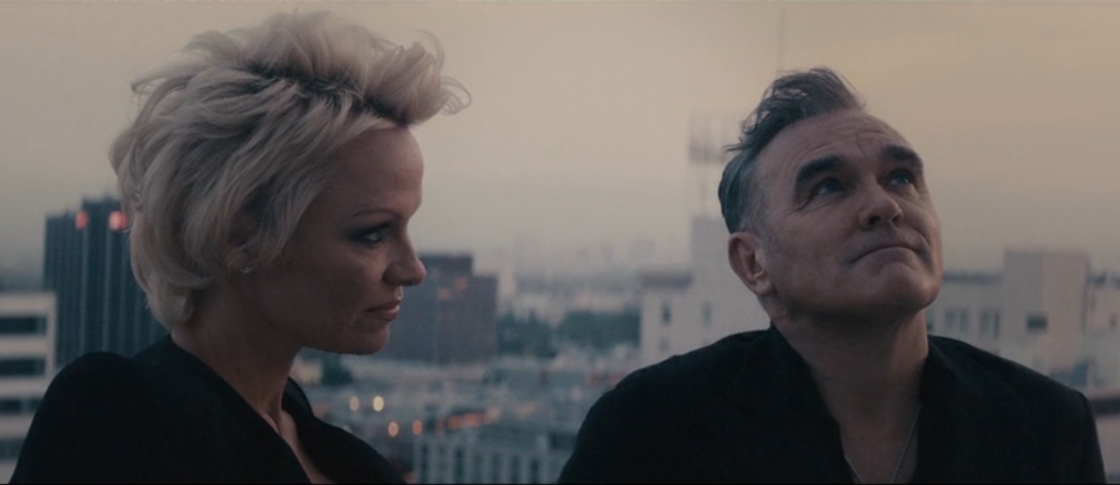 Morrissey e Pamela Anderson - “Earth Is The Loneliest Planet”