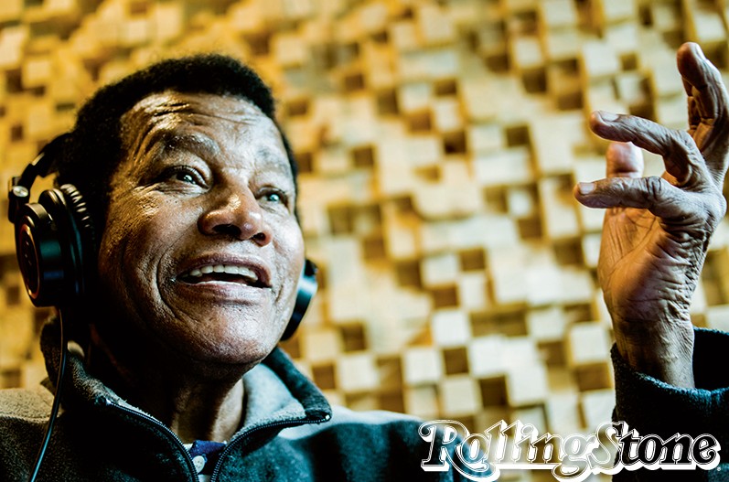 Jair Rodrigues |1939-2014 

Feliz a cantar 

Jair Rodrigues em estúdio, durante as gravações do último disco Samba Mesmo; (abaixo) Com a companheira, Clodine, e os dois filhos, Jair e Luciana.