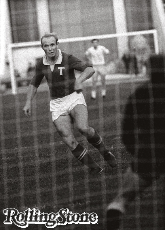 Vestindo a camisa  Streltsov em ação: durante a carreira, o atacante jogou apenas no time pelo qual torcia, o Torpedo, e na seleção  da União Soviética.