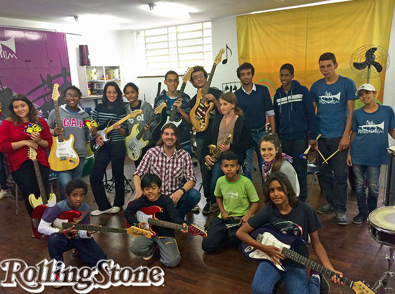 Ao lado de Leo Belling (de xadrez) e Laísa Pellegrini (agachada, à direita), da RS Brasil, os alunos da Praticatatum.