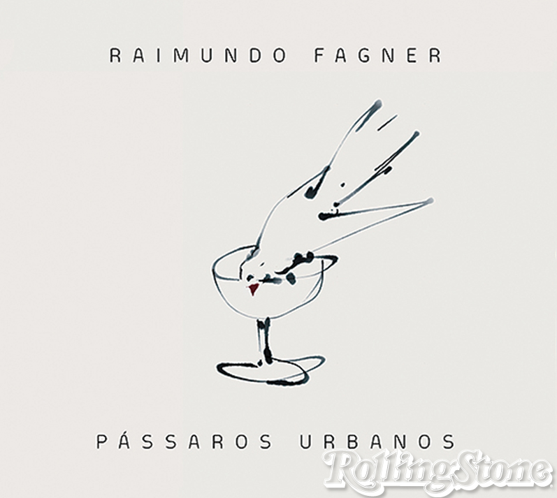 Após cinco anos, cantor retorna às inéditas com som característico.