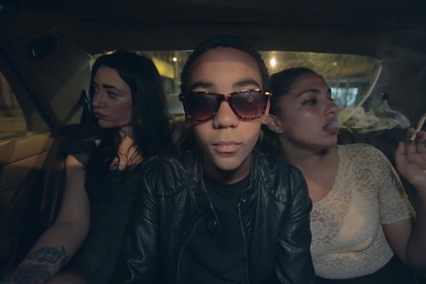 Cena do clipe "Morra Bem, Viva Rápido" de Don L