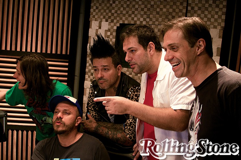 Juntos    Edu K, ao centro, aconselha os integrantes do Comunidade Nin-Jitsu.