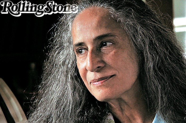 Bethânia olha para o interior.