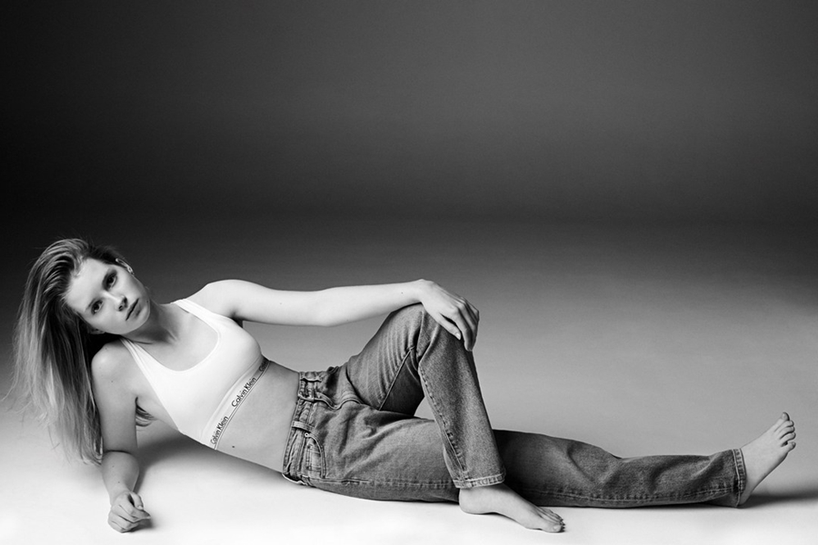 Lottie Moss recria famosa campanha da Calvin Klein estrelada pela irmã Kate Moss