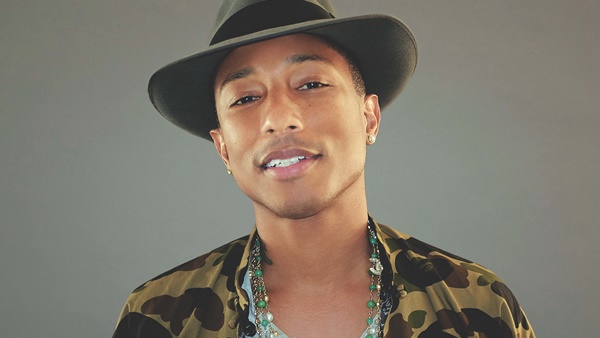 Pharrell Williams no clipe de "Come Get it Bae"