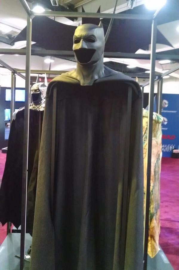 Capa e capuz do Batman que serão usados por Ben Affleck.