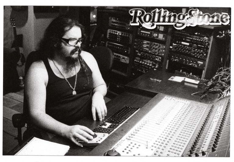 Concentrado Capone no estúdio Toca do Bandido em 2003, durante a gravação do  disco O Silêncio Q Precede o Esporro, d’O Rappa.