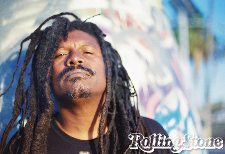 Despojado  Thronn em Venice Beach, na Califórnia, em foto recente.