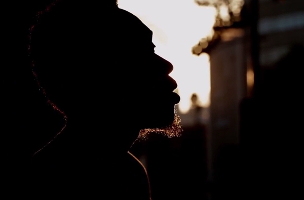 Rincon Sapiência no clipe de "Coisas de Brasil"