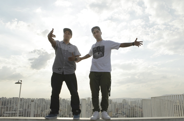 Os rappers Rashid e Kamau no clipe de "Ainda Tem"