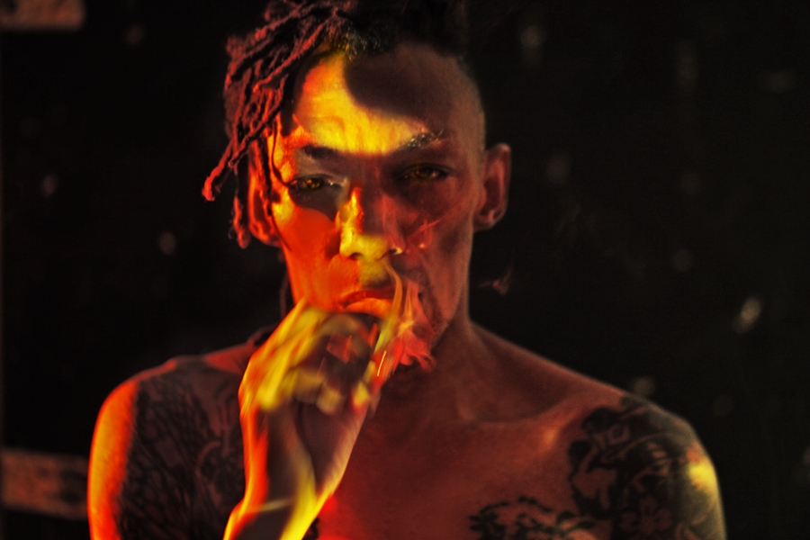 Músico britânico Tricky, em imagem para divulgar o disco Adrian Thaws