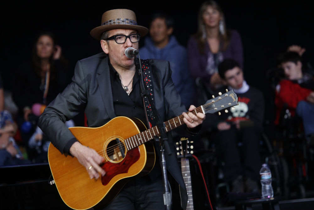 Elvis Costello se apresenta na Califórnia, em 2013.