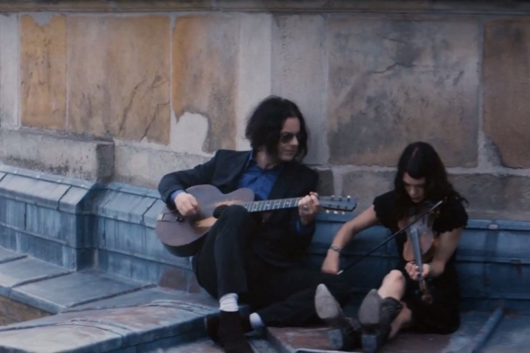 Jack White se apresentando no Castelo de Fontainebleau, na França