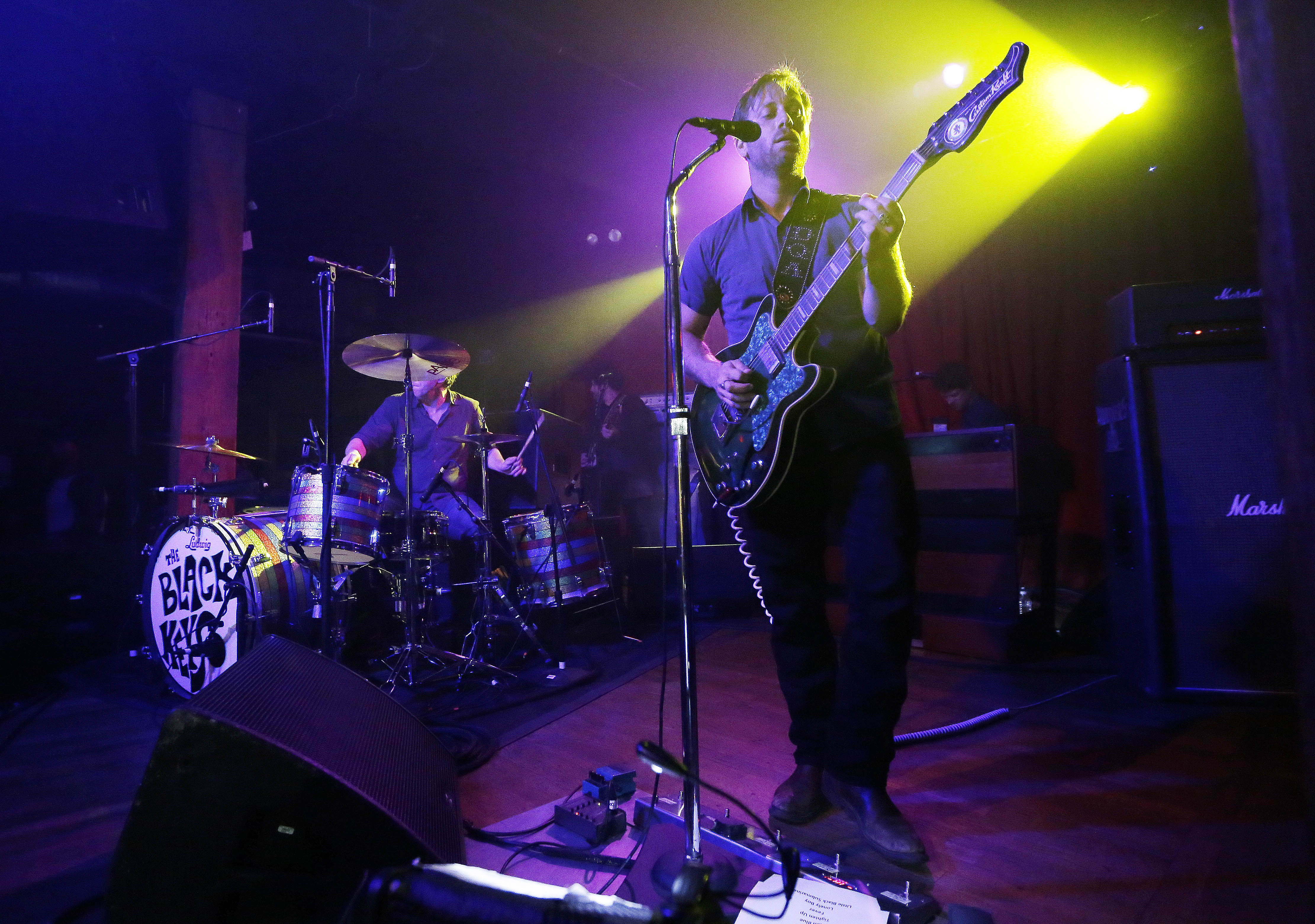 Black Keys, formado por Pat Carney (à dir) e Dan Auerbach, lançou o disco Turn Blue em 2014.