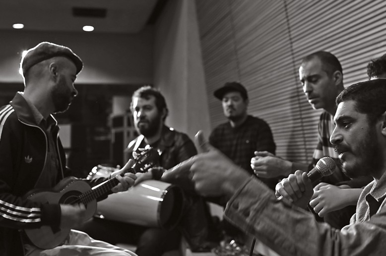 Unidos (Da esq. para a dir.) Rodrigo Campos, Kiko Dinucci, Daniel Ganjaman, Marcelo Cabral e Criolo
nas sessões para o novo disco.