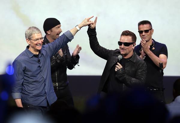 A banda U2 durante o lançamento do disco Songs of Innocence na conferência da Apple. Leia tudo aqui.