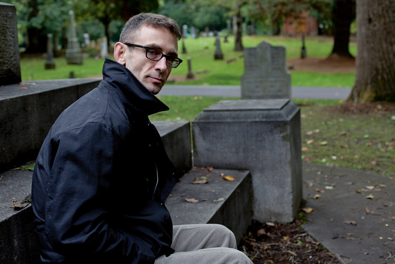 Mórbido  Chuck Palahniuk em um cemitério, em Portland, Estados Unidos.