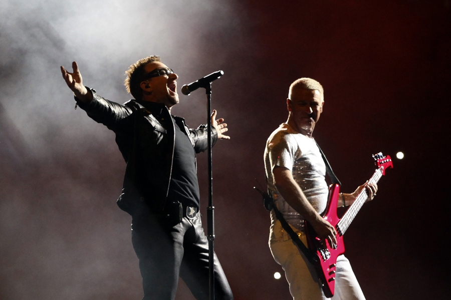 Bono e Adam Clayton durante a turnê 360º, no Estádio Azteca, na Cidade do México.