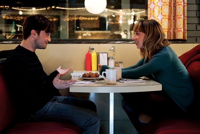 Casal fofo  Radcliffe e Zoe engatam um papo.