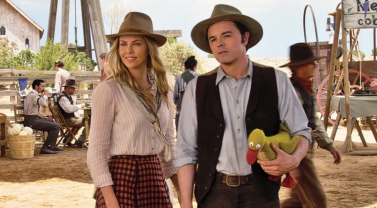 Charlize e MacFarlane no Velho Oeste.