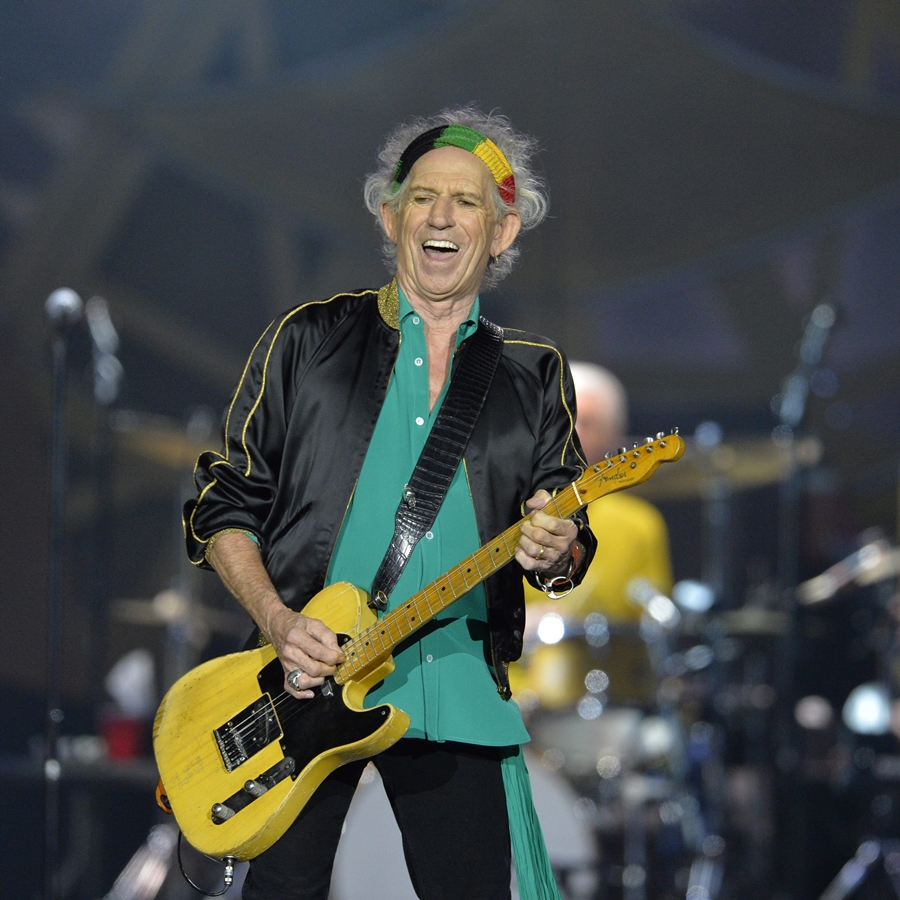 O guitarrista Keith Richards em ação ao lado dos Rolling Stones, em Estocolmo, na Suécia.