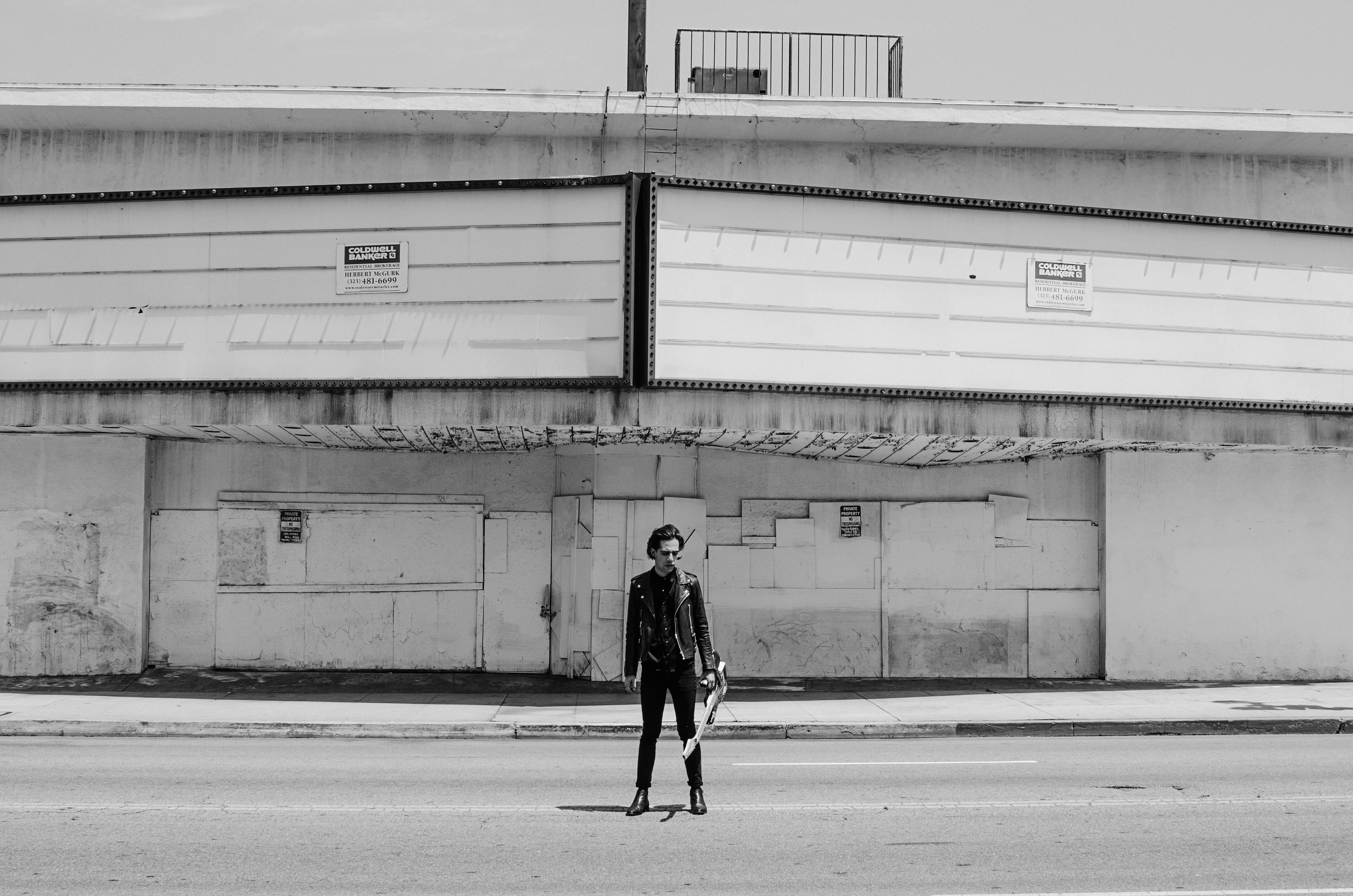 Thiago Pethit, em Los Angeles, clicado por Gianfranco Briceño.