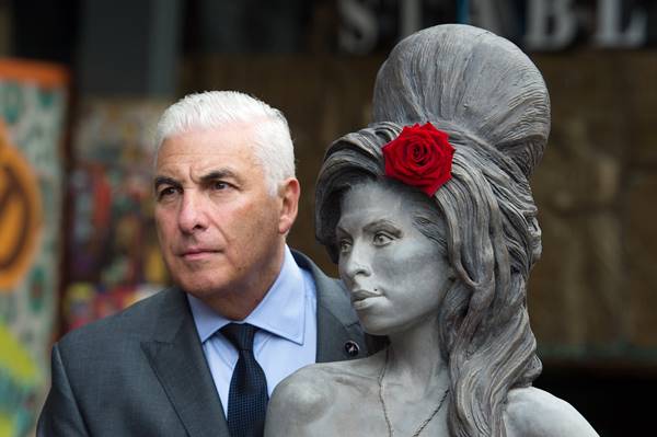 Mitch, pai da cantora Amy Winehouse, inaugura estátua da cantora em Londres