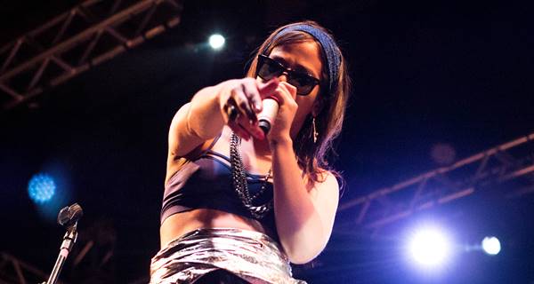 A rapper brasilense Flora Matos faz show na 13ª edição do Festival Vaca Amarela, em Goiânia