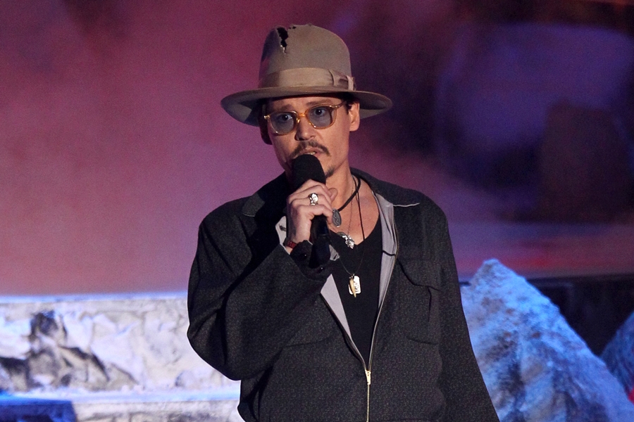 Johnny Depp entrega o prêmio de Filme do Ano no MTV Movie Awards, em abril de 2014.