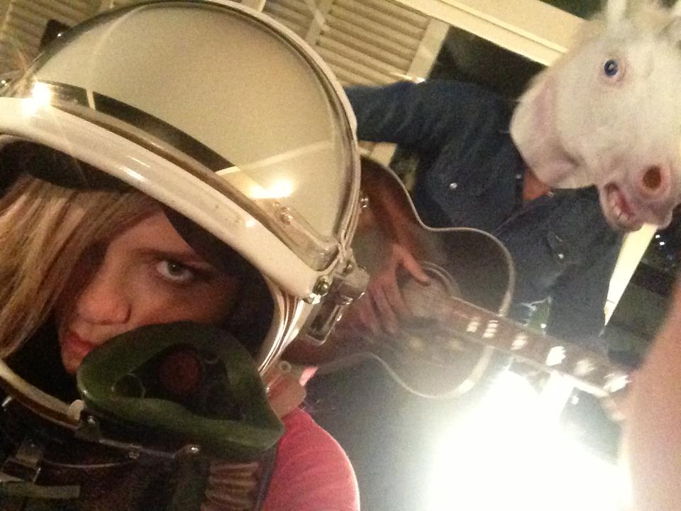 Vaconaut & The Apple Monster  é formado por Lucas Silveira e Karen Jonz