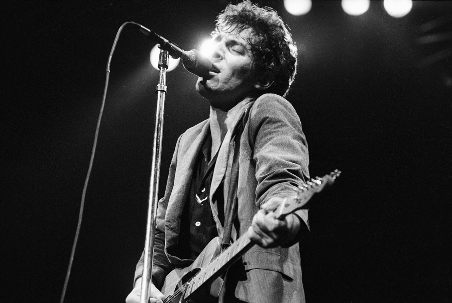 Bruce Springsteen toca no Madison Square Garden, em Nova York, em agosto de 1978.