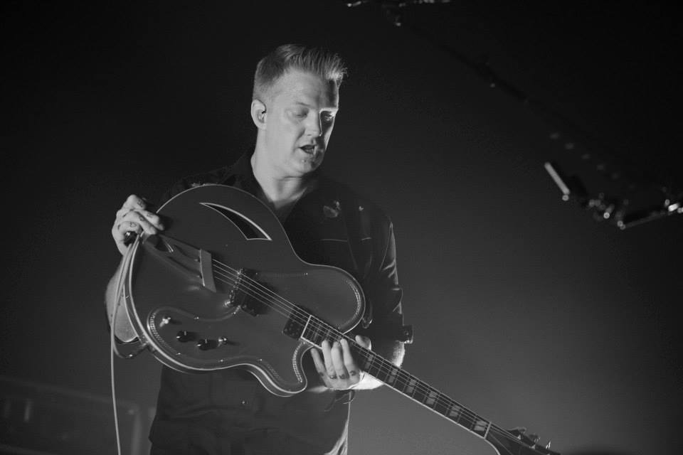 Josh Homme lidera o Queens of the Stone Age em apresentação em São Pauo, no Espaço das Américas