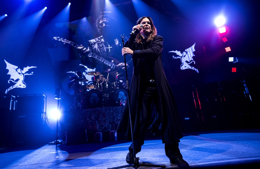 Ozzy Osbourne lidera o Black Sabbath, em show da banda na Dinamarca, em 2013, na turnê que marcou o retorno do vocalista ao grupo.