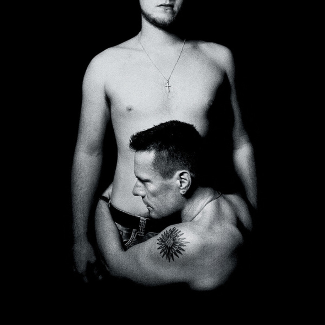 Capa de Songs of Innocence, com o baterista Larry Mullen Jr. abraçando o filho de 18 anos
