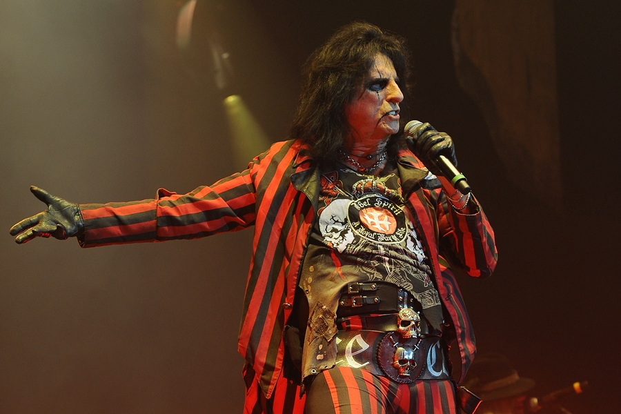 Alice Cooper se apresenta durante a turnê Raise the Dead Tour, na Flórida, nos Estados Unidos.