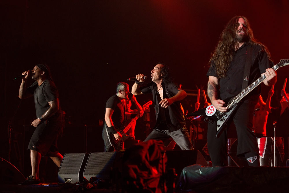 Sepultura com Tambours du Bronx no Rock in Rio 2013