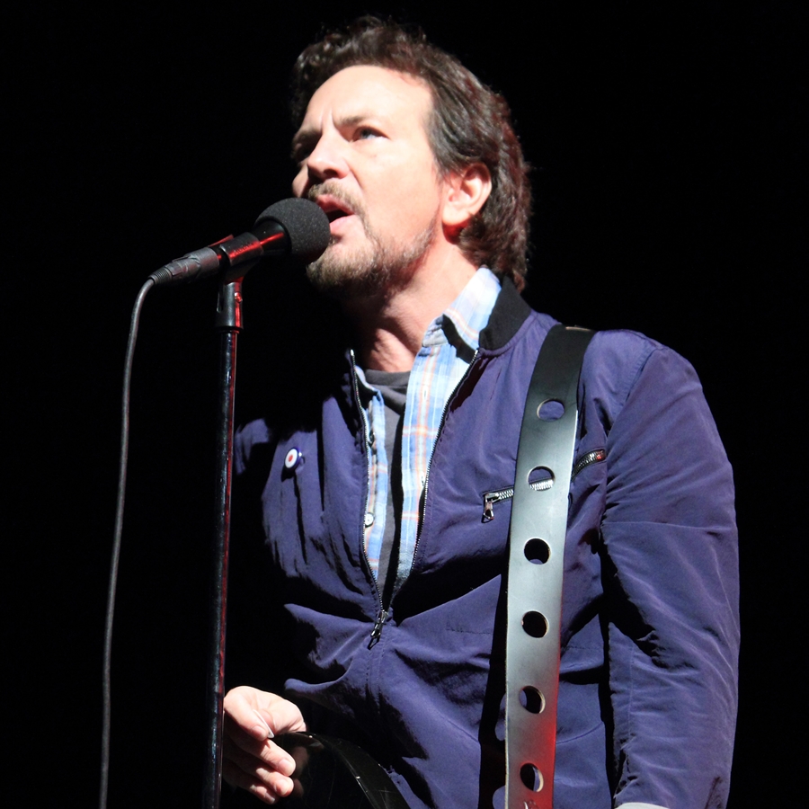 Eddie Vedder se apresenta com o Pearl Jam na Baltimore Arena, nos Estados Unidos, em outubro de 2013.