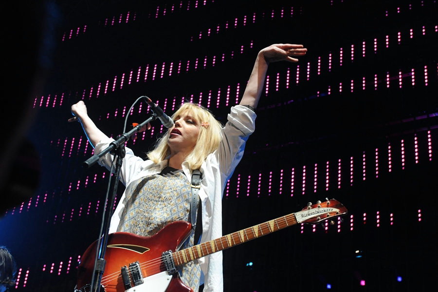 Courtney Love, do Hole, se apresenta no festival KROQ Weenie Roast, em 2010.