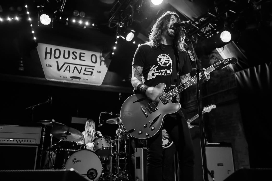Dave Grohl à frente do Foo Fighters