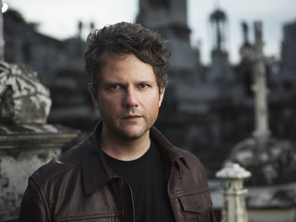 O ator Selton Mello em cena do filme Trash: A Esperança Vem do Lixo