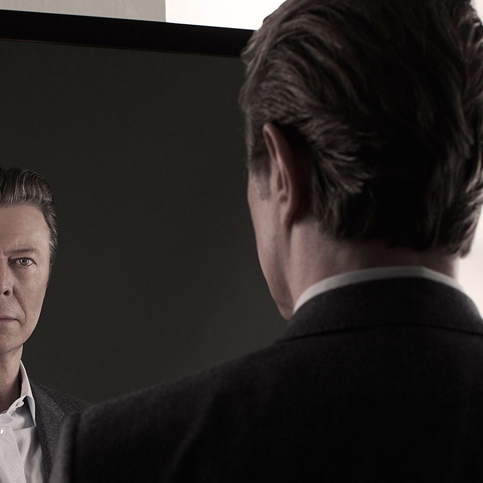 Nova foto de David Bowie revelada para divulgar a coletânea Nothing Has Changed