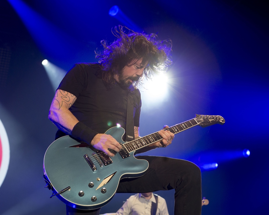 Dave Grohl, do Foo Fighters, se apresenta no Bud Light Hotel, em Nova York, em fevereiro de 2014.