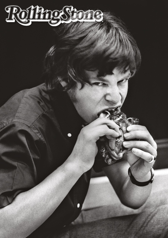 “Mick Jagger deu um tempo durante as gravações e atacou um hambúrguer. Isso foi em 1965, nos estúdios da RCA, em Hollywood, onde os Stones registravam a clássica “(I Can’t Get No) Satisfaction.”