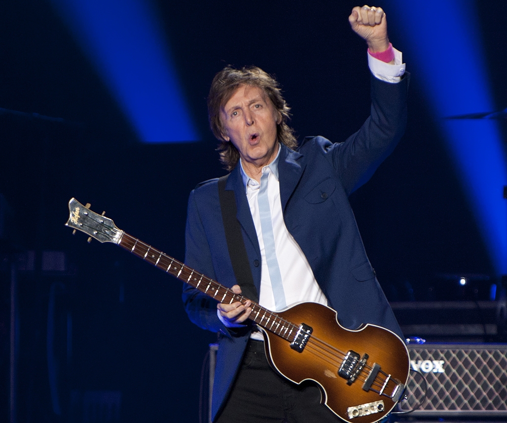 Paul McCartney se apresenta durante a turnê Out There!, em Atlanta, nos Estados Unidos.