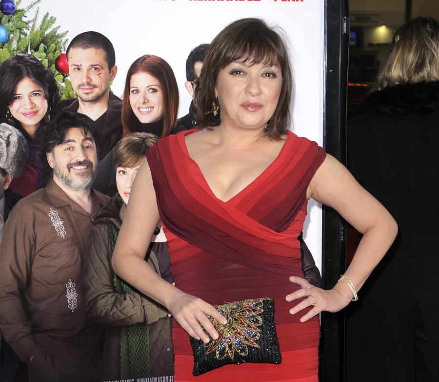 Atriz Elizabeth Peña chega à estreia do filme Nothing Like the Holidays.