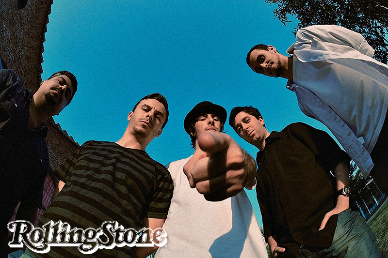 Inspirações
Daniel Gomez (ao centro) não esconde as referências do rock inglês nos arranjos e versos.